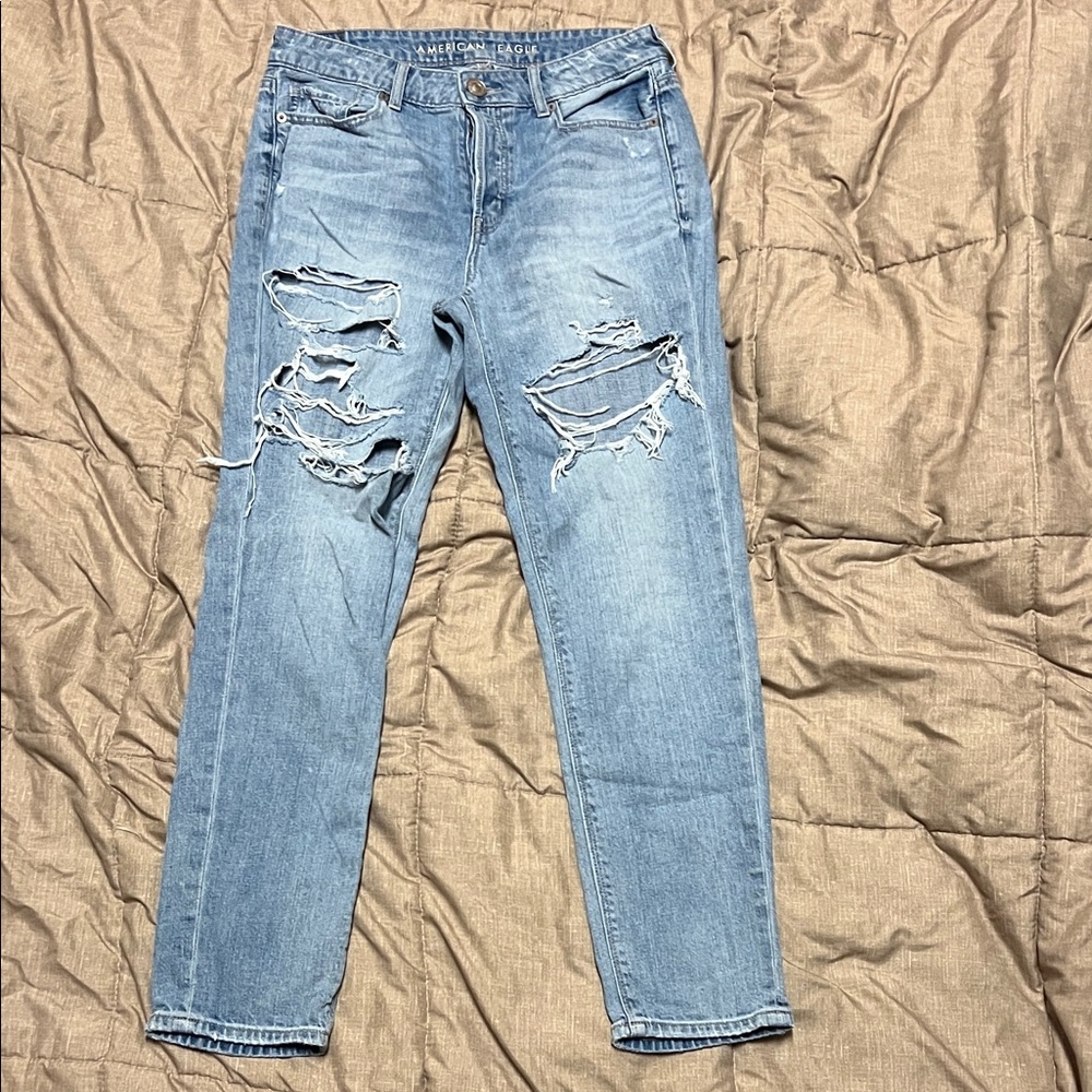 Women’s Tomgirl American Eagle distressed Denim Blue Jeans 4 Button-fly